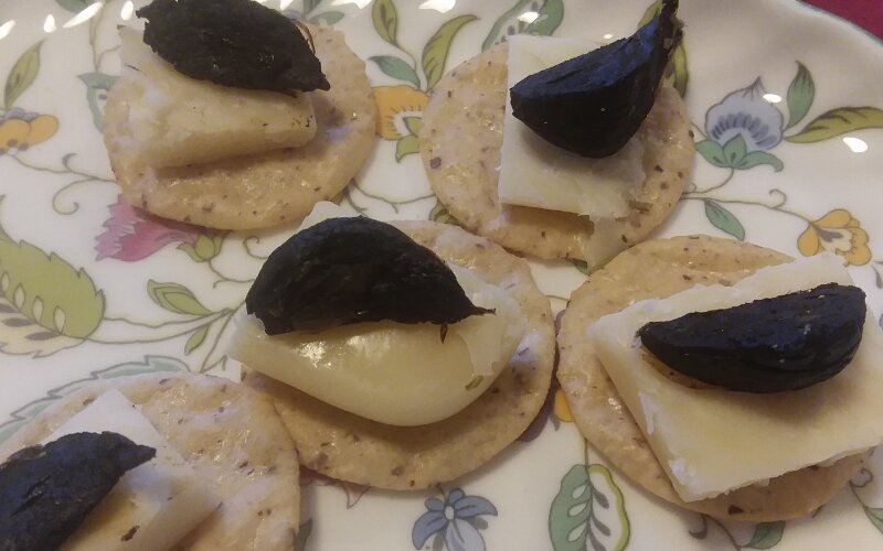 cheese-with-black-garlic-appetizers