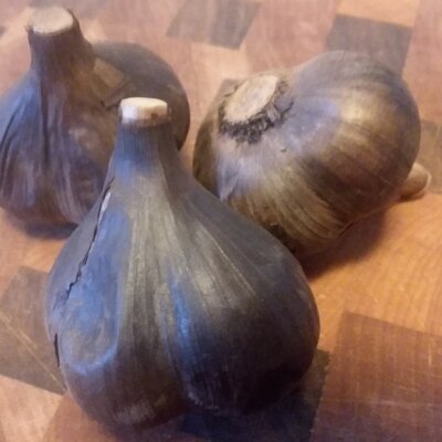 quarter-moon-farm-black-garlic